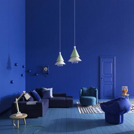 idée deco monochrome bleu indigo salon canapé d'angle