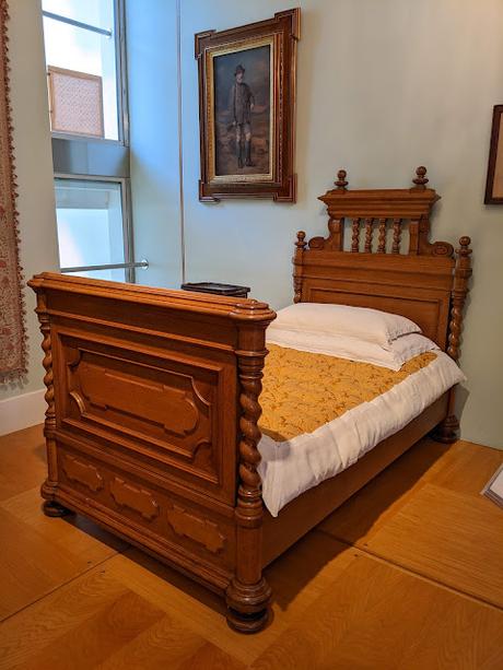 Mayerling — Le lit de mort du Prince héritier Rodolphe de Habsbourg et autres meubles / Furnishings of Rudolf's bedroom and study