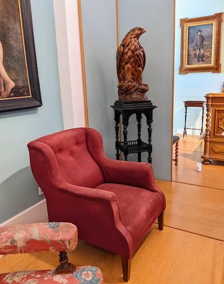 Mayerling — Le lit de mort du Prince héritier Rodolphe de Habsbourg et autres meubles / Furnishings of Rudolf's bedroom and study Mayerling — Le lit de mort du Prince héritier Rodolphe de Habsbourg et autres meubles / Furnishings of Rudolf's bedroom and study