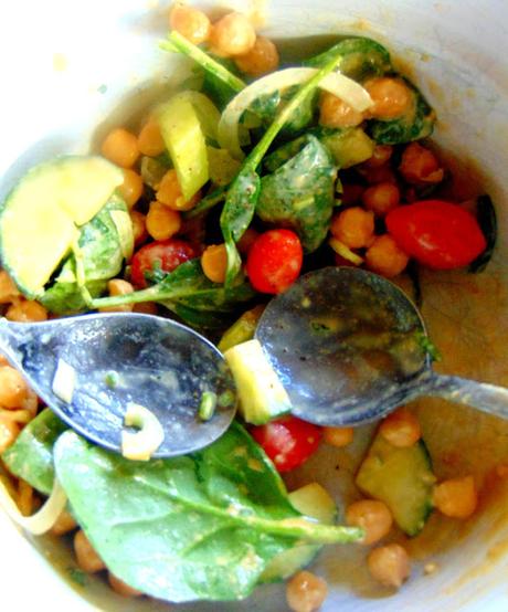Salade de pois chiches, épinards, tomates cerises, totalement satisfaisante! Salade de pois chiches, épinards, tomates cerises, totalement satisfaisante!