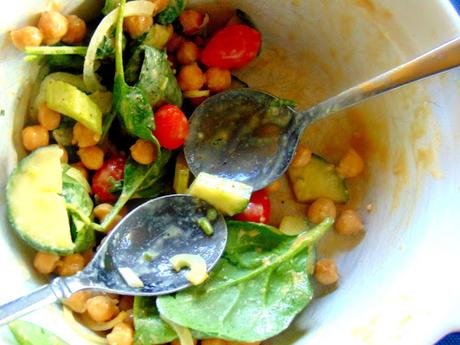 Salade de pois chiches, épinards, tomates cerises, totalement satisfaisante! Salade de pois chiches, épinards, tomates cerises, totalement satisfaisante!