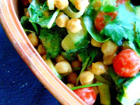 Salade de pois chiches, épinards, tomates cerises, totalement satisfaisante! Salade de pois chiches, épinards, tomates cerises, totalement satisfaisante!