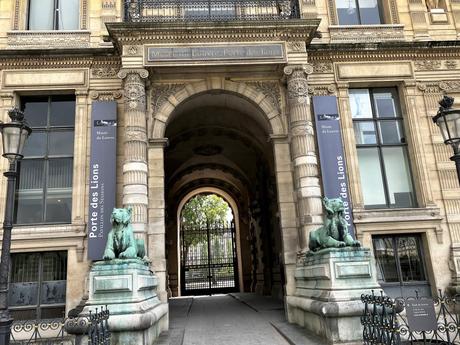 Le Louvre — Pavillon des sessions — Le Dieu Gou !  disparu depuis plusieurs mois…