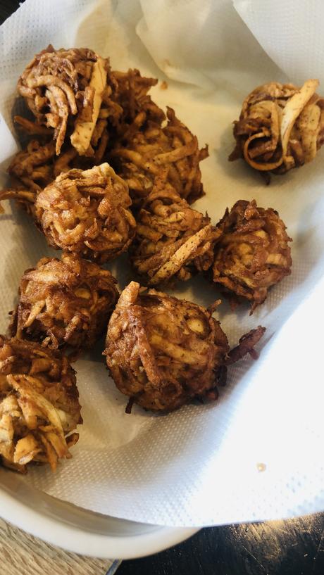 Gâteaux arouille : boulettes frites  salées/sucrées de Taro parfumées au gingembre frais