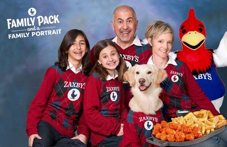 Zaxby's célèbre la fête des mères avec des packs familiaux Zax et un portrait de famille Zaxby's célèbre la fête des mères avec des packs familiaux Zax et un portrait de famille