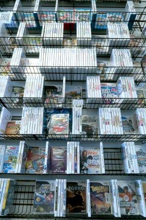 Des jeux pour la plate-forme Wii sont présentés dans J2 Games à Ocean Township le jeudi 5 mai 2022. L'entreprise fournit des produits de jeux vidéo rétro et actuels à ses clients. 