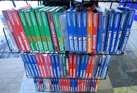 Les jeux pour la plate-forme Intellivision sont présentés à l'intérieur de J2 Games à Ocean Township le jeudi 5 mai 2022. L'entreprise fournit des produits de jeux vidéo rétro et actuels à ses clients. 