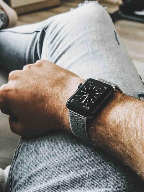 Comment se recharge Apple Watch se ?