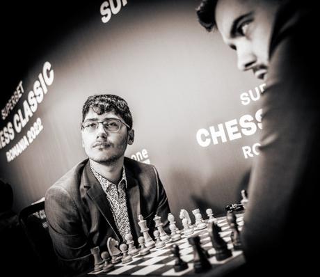 Alireza Firouzja s'incline face à Nepo dans la ronde 2 du Superbet Chess Classic