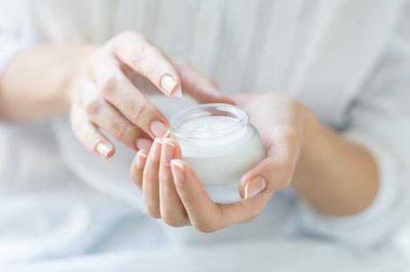 Les patients sujets aux dermatoses inflammatoires, qui utilisent ces produits dermatologiques devraient éviter de consommer des aliments à base le lait de chèvre (Visuel Adobe Stock 86064204) Les patients sujets aux dermatoses inflammatoires, qui utilisent ces produits dermatologiques devraient éviter de consommer des aliments à base le lait de chèvre (Visuel Adobe Stock 86064204)