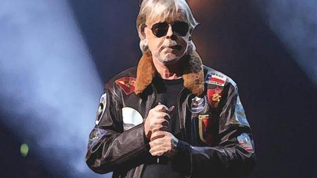 Renaud toujours debout !