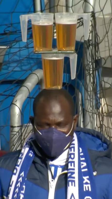 Les fans sont restés stupéfaits alors que le supporter de Schalke parvient à équilibrer trois pintes sur HEAD avec un téléphone portable en équilibre entre les deux