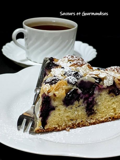 Gâteau Pomme/Myrtilles aux amandes effilées. Gâteau Pomme/Myrtilles aux amandes effilées.
