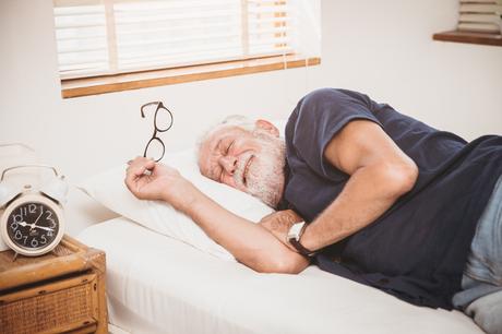 Chez la personne âgée, les siestes diurnes constituent un marqueur, on ne peut plus simple, aux aidants comme aux soignants, de risque de développement de la maladie d'Alzheimer et d'autres démences (Visuel Adobe Stock 336154070)
