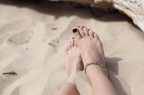 pieds de femme dans le sable