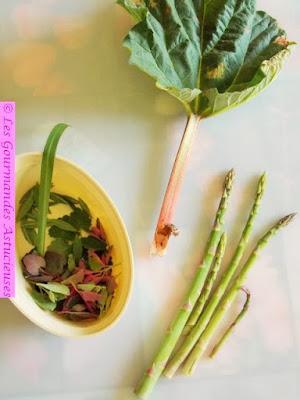 Salade d'asperges à la verveine citron et à la rhubarbe (Vegan)
