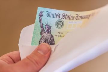 Trois États et villes s'apprêtent à envoyer des chèques de prime aux travailleurs