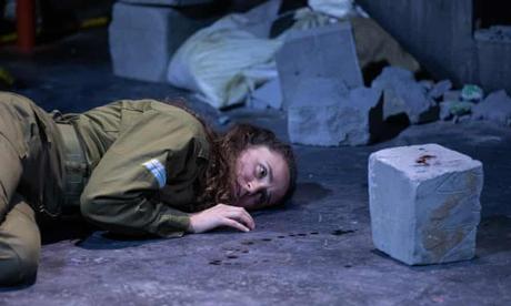 Critique de Two Palestinians Go Dogging – un portrait humain dévastateur du conflit se grave dans l’esprit | Théâtre Mai Weisz comme Sara.