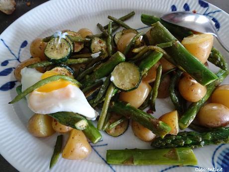 Salade de pommes de terre grenaille, asperges et œufs mollets Salade de pommes de terre grenaille, asperges et œufs mollets