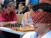 Échecs joue quatre parties même temps… l’aveugle