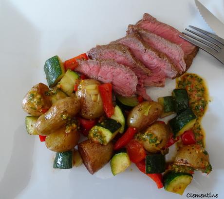 Pommes de terre grenaille, steak et sauce aux herbes
