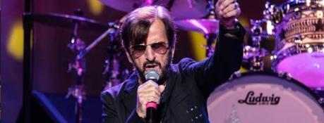 Ringo Starr s’en sort avec un peu d’aide de ses amis lors du lancement de la tournée Rama.