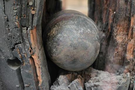 Photo d'un obus non explosé tiré par l'Alabama et incrusté dans Kearsarge.