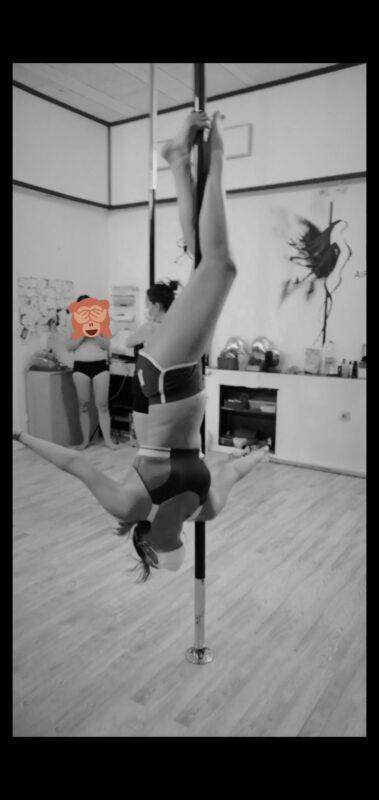 Cinq idées reçues sur la pole dance