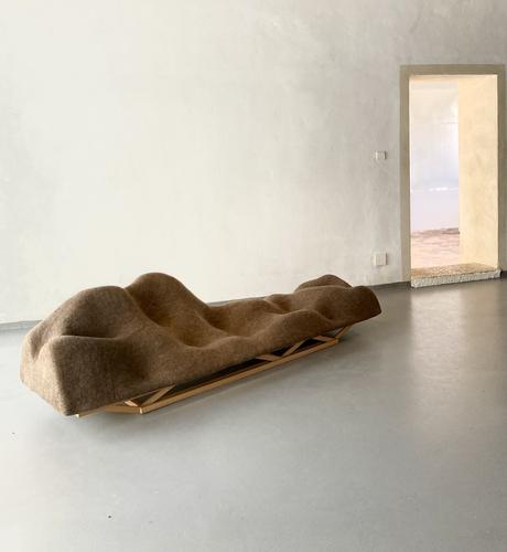 Lucas Maassen  Brainwave Sofa, 2009 FNAC 2021-0250 (1 et 2) Centre national des arts plastiques © droits réservés / Cnap