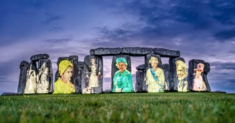Jubilé de platine : les portraits de la reine imposés à Stonehenge SOUS EMBARGO JUSQU'AU 0001 LUNDI 30 MAI Photo non datée publiée par English Heritage d'images de la Reine de chaque décennie de son règne, projetée à Stonehenge dans le Wiltshire, pour marquer son Jubilé de platine. Date de publication : lundi 30 mai 2022. Photo PA. Le crédit photo doit se lire : Jim Holden/English Heritage/PA Wire REMARQUE AUX ÉDITEURS : cette photo ne peut être utilisée qu'à des fins de rapport éditorial pour l'illustration contemporaine d'événements, de choses ou de personnes dans l'image ou les faits mentionnés dans la légende. La réutilisation de l'image peut nécessiter une autorisation supplémentaire du détenteur des droits d'auteur.