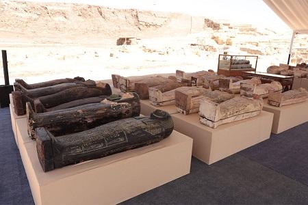 Une mission archéologique égyptienne met au jour le plus grand ensemble de statues de bronze jamais trouvé à Saqqarah