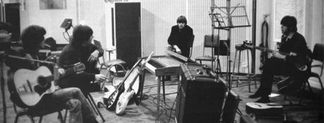 John Lennon voulait que des milliers de moines chantent sur une chanson de “Revolver” des Beatles.