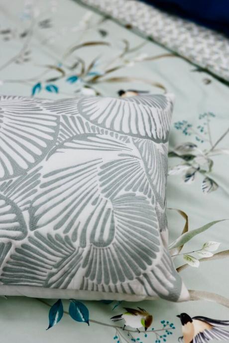 Tendance : une déco toute en rondeurs coussin brodé blanc vert eau néo art deco