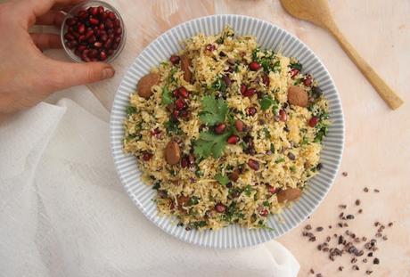 Cuillère et saladier : Salade de semoule de chou fleur à la grenade, ras-el-hanout, amandes et fèves de cacao