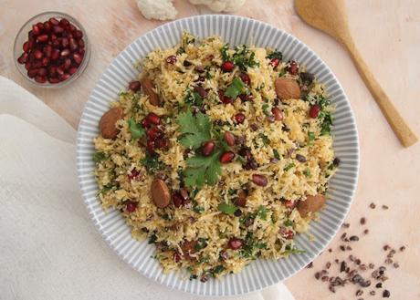 Cuillère et saladier : Salade de semoule de chou fleur à la grenade, ras-el-hanout, amandes et fèves de cacao