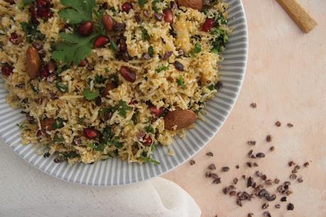 Cuillère et saladier : Salade de semoule de chou fleur à la grenade, ras-el-hanout, amandes et fèves de cacao