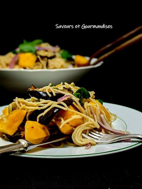 Nouilles Soba Aubergine et Mangue d'Ottolenghi. Nouilles Soba Aubergine et Mangue d'Ottolenghi.