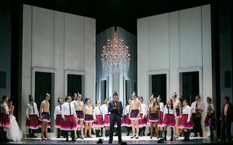 Don Giovanni dans la mise en scène d'Herbert Föttinger au Theater-am-Gärtnerplatz. Une reprise à ne pas manquer ! Don Giovanni dans la mise en scène d'Herbert Föttinger au Theater-am-Gärtnerplatz. Une reprise à ne pas manquer !