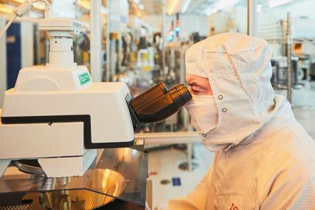 Un scientifique travaille dans l'installation de Newport Wafer Fab