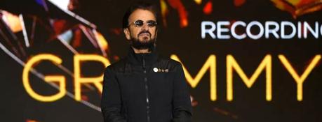 Ringo Starr vend ses propres œuvres d’art à des fins caritatives au Wang Theatre avant son concert