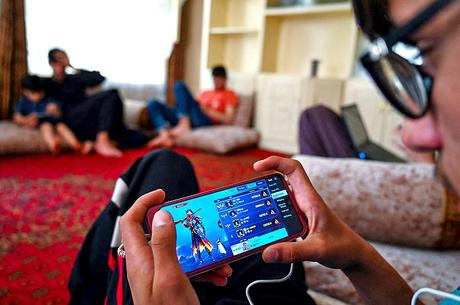 Les jeunes Afghans trouvent refuge dans les jeux mobiles