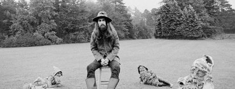 Lorsque George Harrison a improvisé des paroles hilarantes sur “My Sweet Lord”, habillé en pirate. Lorsque George Harrison a improvisé des paroles hilarantes sur “My Sweet Lord”, habillé en pirate.