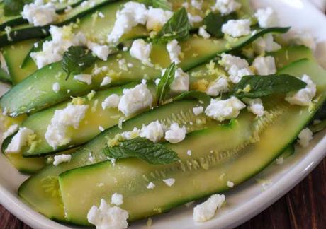 salade de courgettes et feta, une savoureuse salade légère à base de courgettes et de feta, facile et simple à réaliser pour un repas léger.