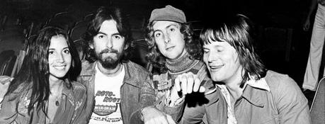 La blague noire que George Harrison a faite à Eric Idle après la terrible attaque de 1999. La blague noire que George Harrison a faite à Eric Idle après la terrible attaque de 1999.