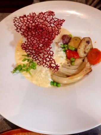 Filet de lieu jaune cuit basse température, Légumes printaniers et hollandaise d’œufs de cabillaud fumé © Patrick Faus