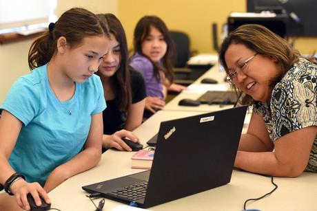 La bibliothèque Loveland propose de nouveaux cours techniques pendant l’été – Loveland Reporter-Herald LOVELAND, CO - 7 JUIN 2022 : May Forshee, à droite, discute avec ses filles Kiana Forshee, 11 ans, à gauche, Kara Forshee, 8 ans, au centre, et leur amie Laurene Rogers, 11 ans, au centre gauche, à propos de leurs créations à imprimer en 3D Mardi 7 juin 2022, lors d'un cours Tinkercad: Kids Edition à la bibliothèque publique de Loveland. (Jenny Sparks/Loveland Reporter-Herald)