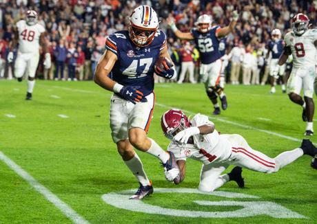 L'ailier serré des Auburn Tigers John Samuel Shenker (47 ans) se libère pour un touché après une prise pendant les heures supplémentaires lors de l'Iron Bowl au stade Jordan-Hare à Auburn, en Alabama, le samedi 27 novembre 2021. Alabama Crimson Tide a battu Auburn Tigers 24-22 en 4OT.