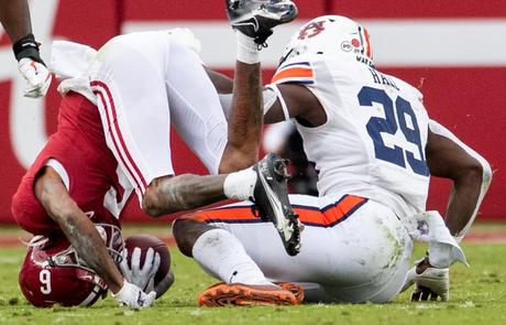 28 novembre 2020 ;  Tuscaloosa, Alabama, États-Unis ;  Le receveur large de l'Alabama DeVonta Smith (6) est mis sur sa tête par le joueur de ligne défensive d'Auburn Derick Hall (29) au stade Bryant-Denny dans l'Iron Bowl.  Crédit obligatoire : Mickey Welsh/The Montgomery Advertiser via USA TODAY Sports