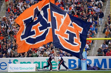 28 décembre 2021 ;  Birmingham, Alabama, États-Unis ;  Les pom-pom girls des Auburn Tigers ont laissé flotter les drapeaux après un score contre les Houston Cougars lors de la seconde moitié du Birmingham Bowl 2021 au Protective Stadium.  Crédit obligatoire : Marvin Gentry - USA TODAY Sports