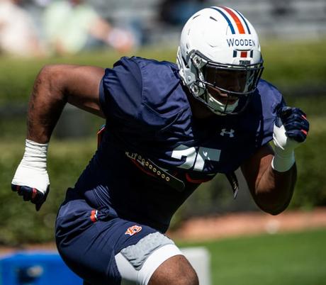 L'ailier défensif d'Auburn Colby Wooden (25 ans) exécute des exercices lors d'un entraînement de football ouvert au stade Jordan-Hare à Auburn, en Alabama, le samedi 20 mars 2021.